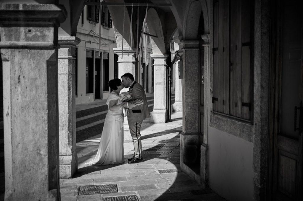 sposi-sotto-portico-gorizia-via rastello