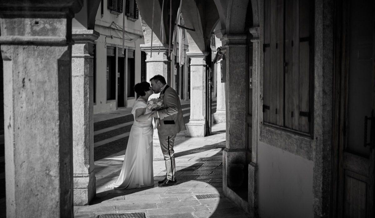 sposi-sotto-portico-gorizia-via rastello