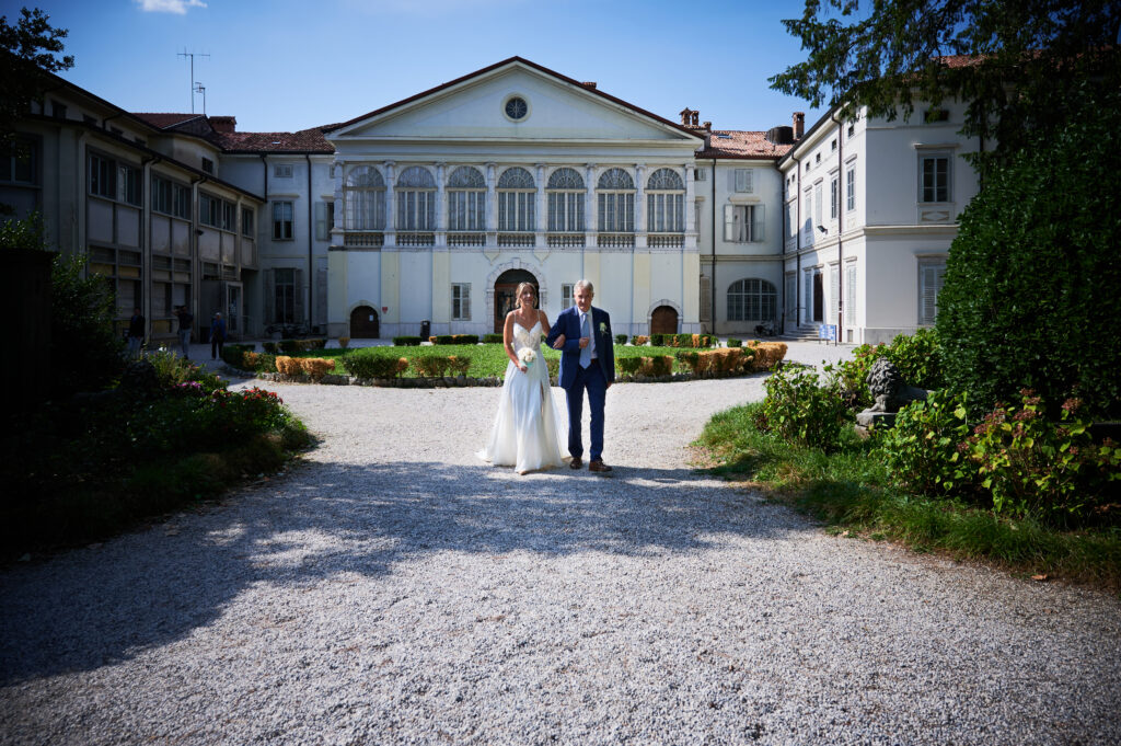 arrivo della sposa cerimonia al aperto