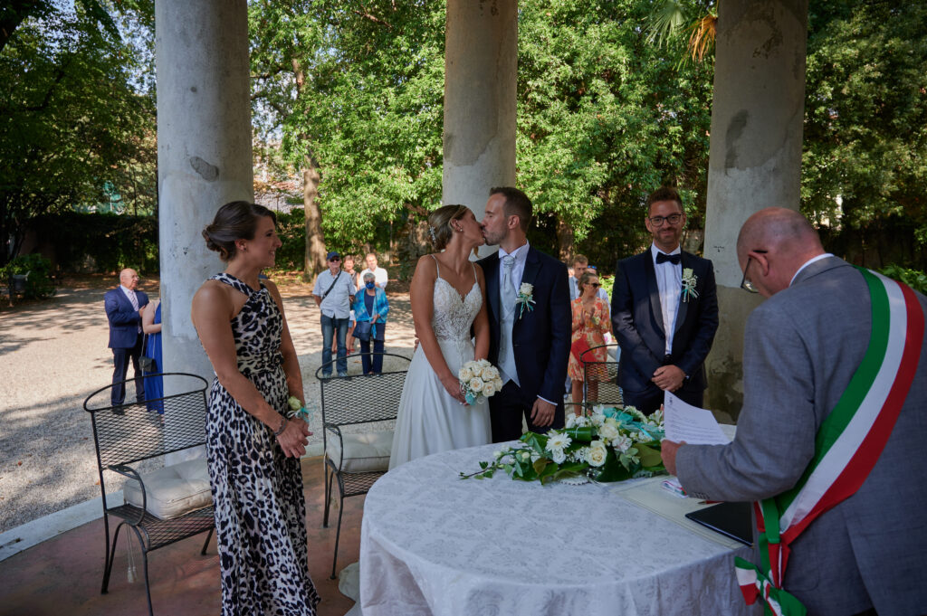 sposo bacia la sposa nella gloriette del parco comunale gorizia