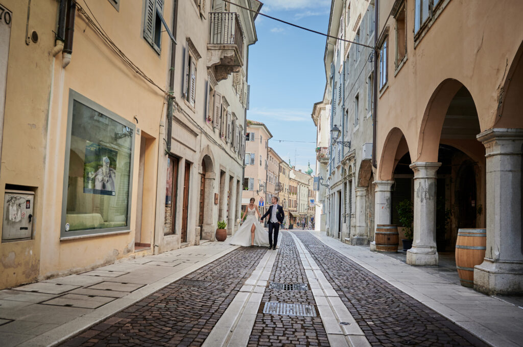 fotografo matrimonio gorizia passeggiata sposi in via rastello