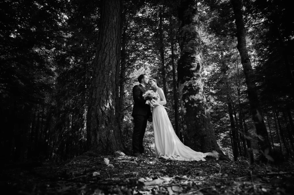 FOTO BIANCO E NERO SPOSI BOSCO NEL BOSCO DI VAL SAISERA UDINE