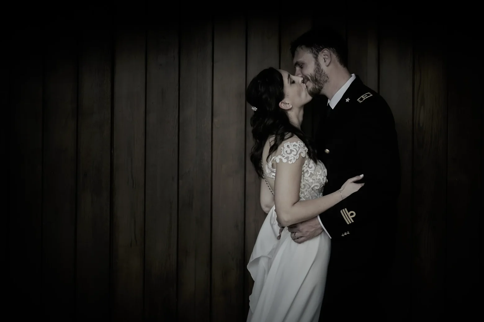 foto di reportage naturali matrimonio coppia di sposi che si baciano FOTOGRAFO a udine