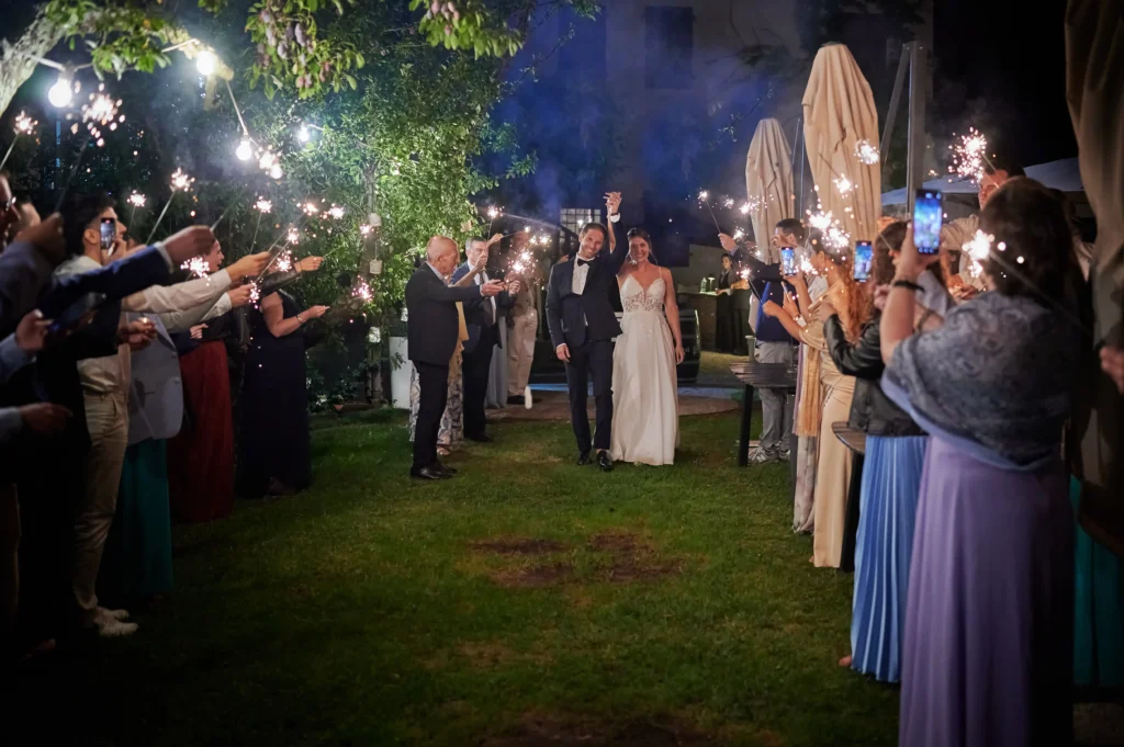 Sposi mano nella mano tra sparkler luminosi – stelle filanti luminose – foto David Rozic, location Solder Udine Friuli
