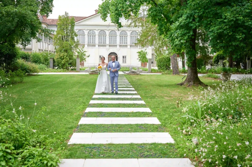 sposa accompagnata dal padre verso l'altare matrimonio parco comunale gorizia