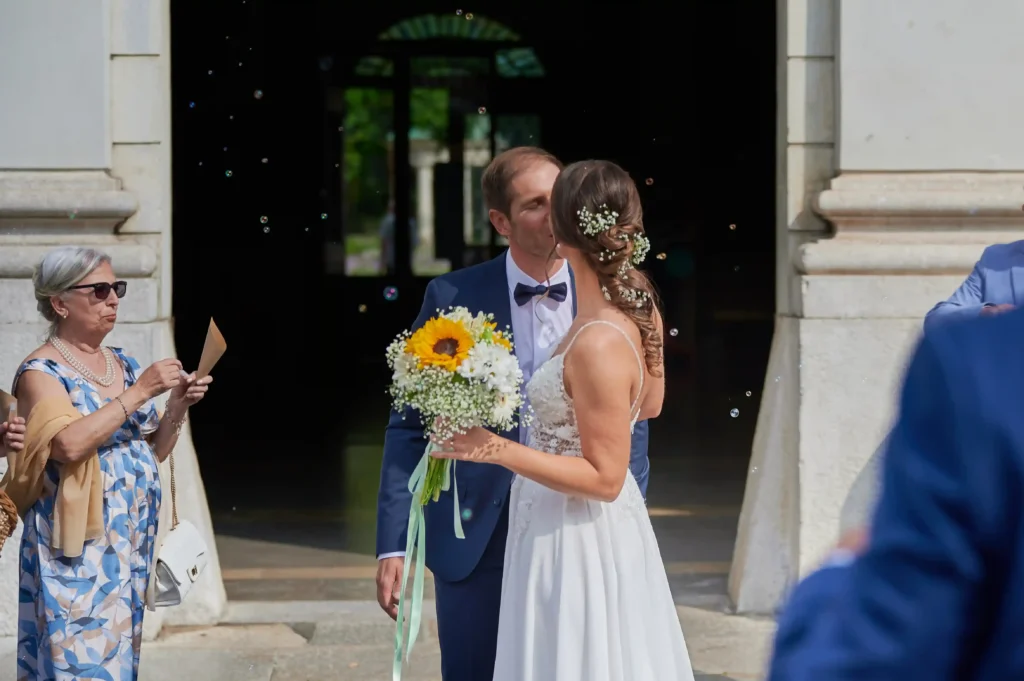 lancio del riso e bacio sposi davanti comune gorizia