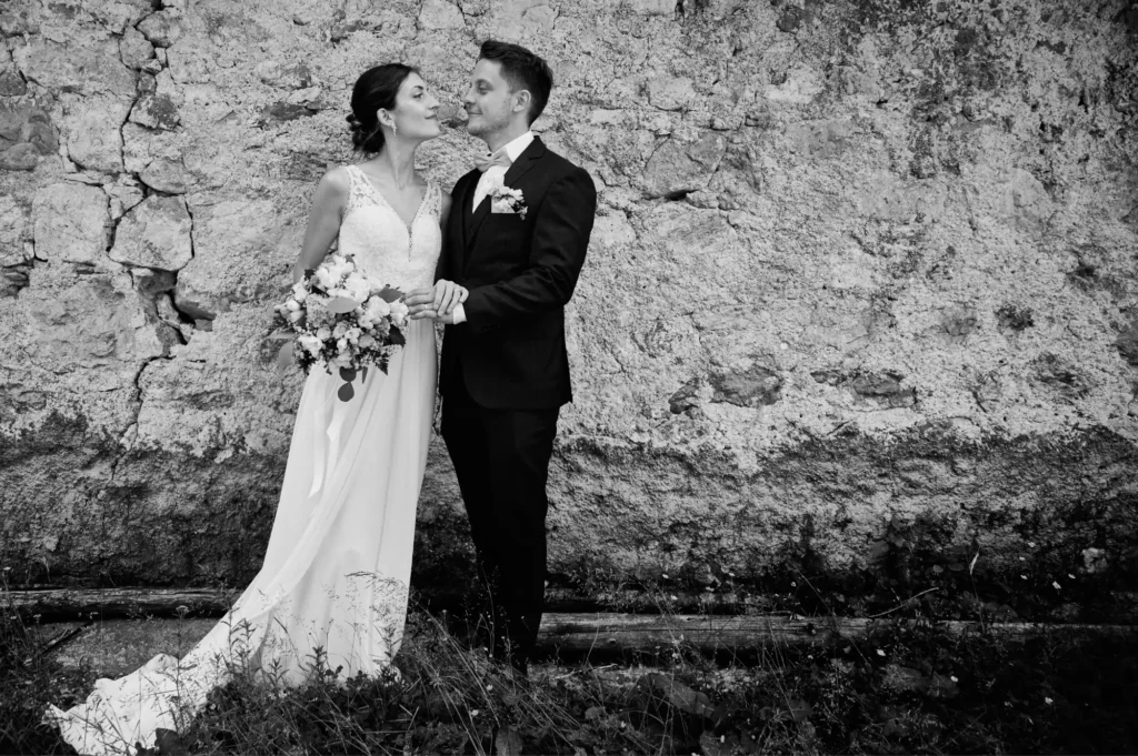 coppia che si guarda sorridendo durante la giornata