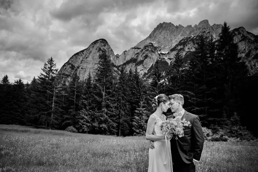 coppia durante matrimonio in Val Saisera Friuli Venezia Giulia