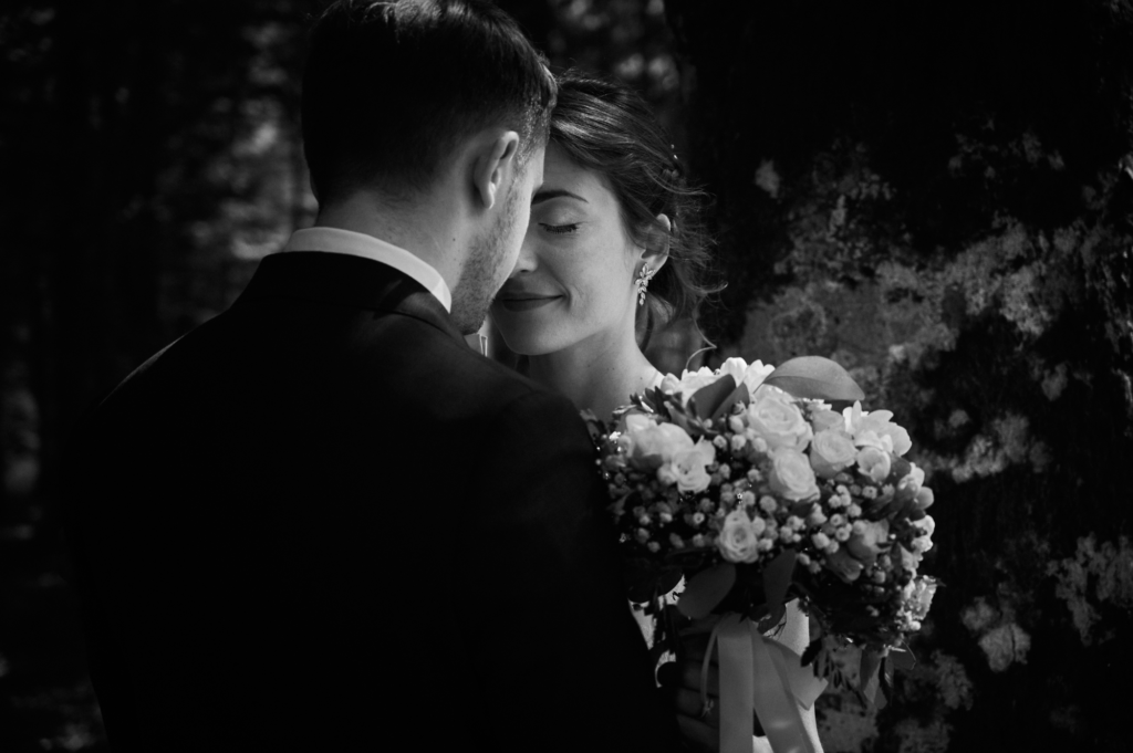 coppia rilassata durante il matrimonio senza pose IN FRIULI