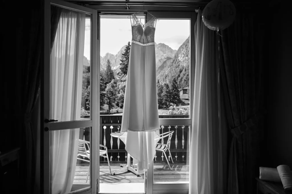 dettagli del vestito della sposa nella natura