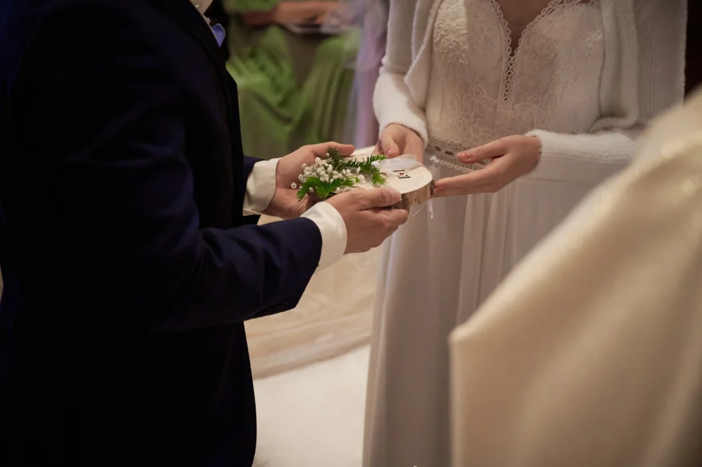 momento degli anelli tra gli sposi durante la cerimonia