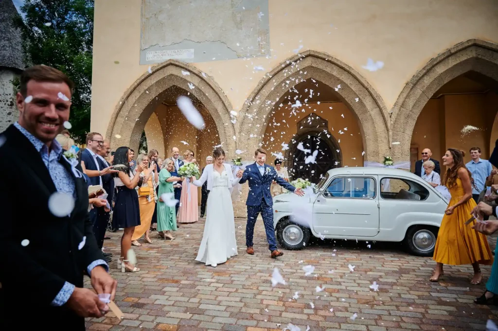 scena autentica durante iL LANCIO DEL RISO chiesa a tarvisio friuli 