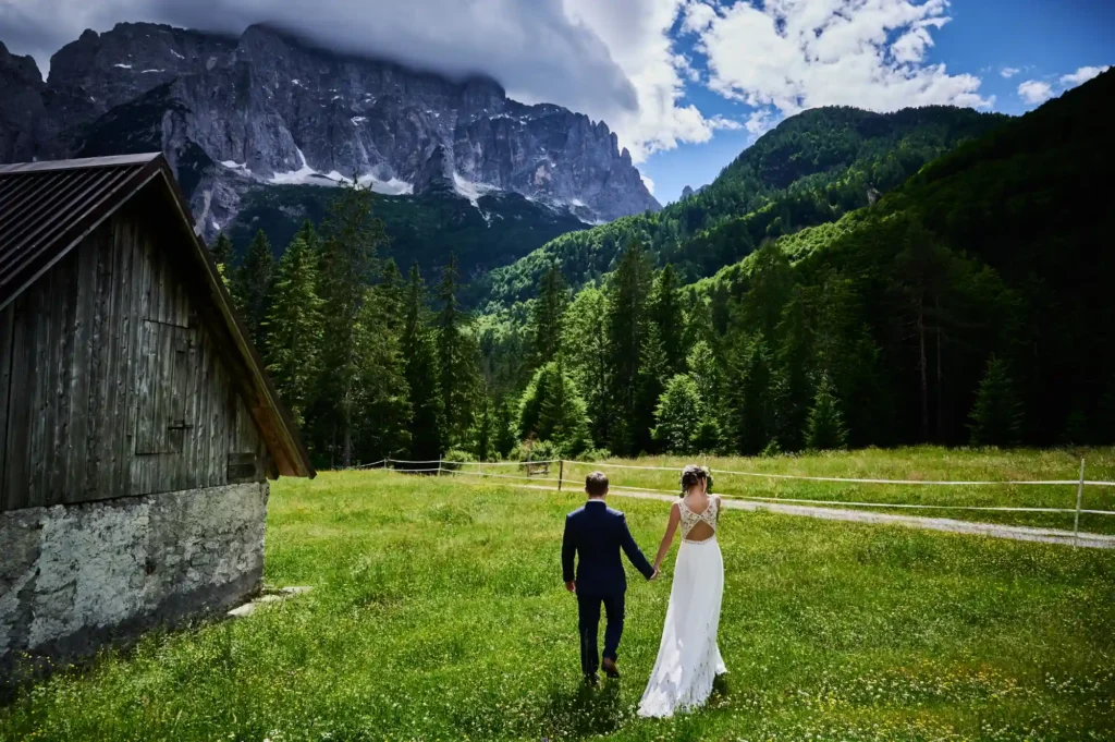 sposi che camminano insieme su un sentiero di montagna