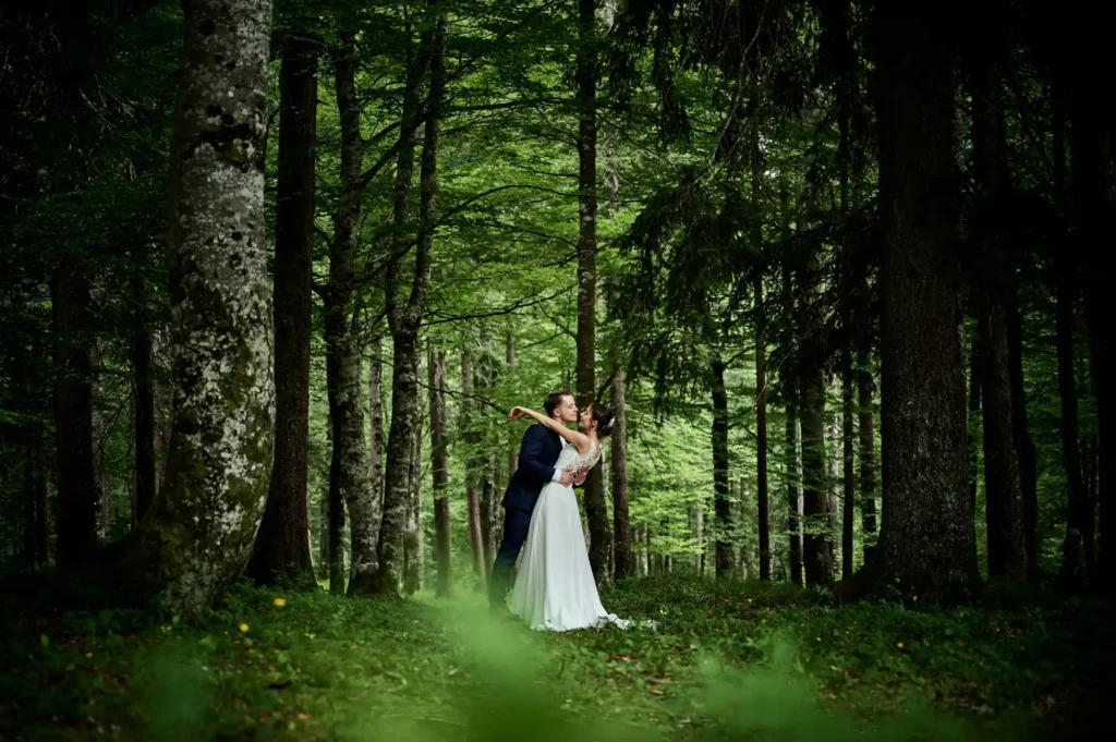 sposi tra alberi e luce soffusa di montagna