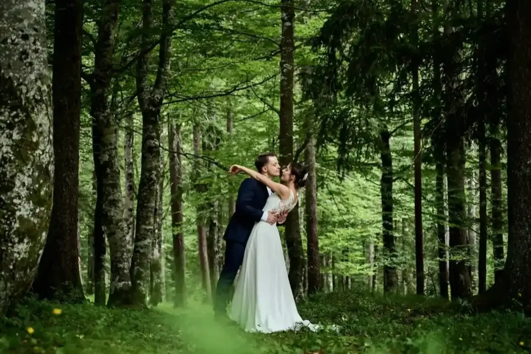 sposi-tra-alberi-e-luce-soffusa-di-montagna-edited-1-e1784706392948