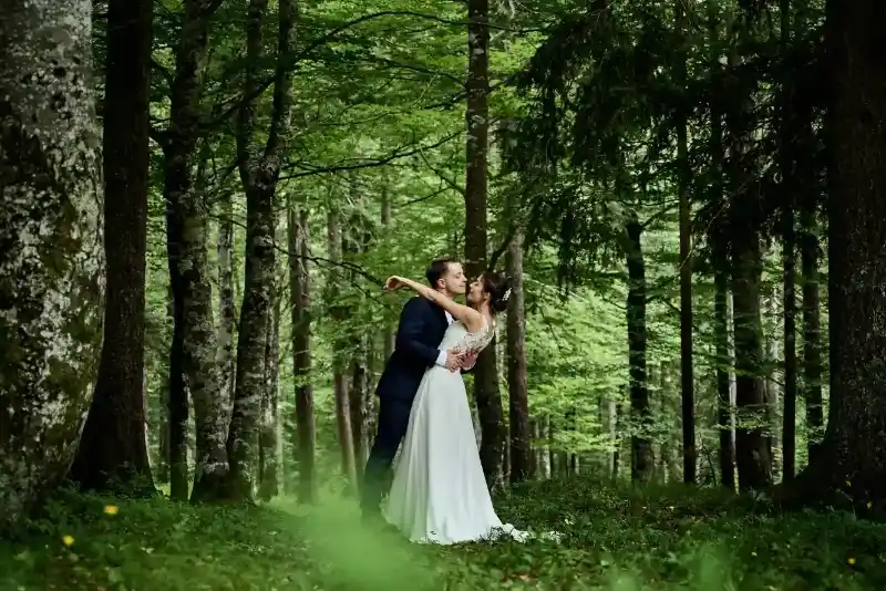 sposi-tra-alberi-e-luce-soffusa-di-montagna-edited-1 Fotografo matrimonio udine e bassa friulana